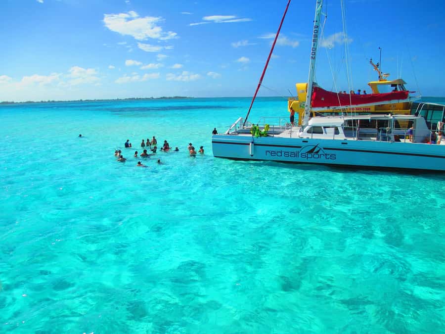 Cartagena: Party Boat to Cholon Beach with 2 Drinks & Lunch - Lunch with chicken, fish, or a vegetarian choice