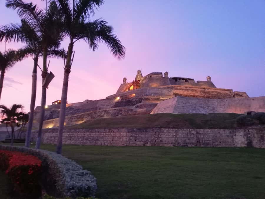Cartagena: Party Bus Tour In Cartagena - San Felipe Fort and the value of a quick photo stop