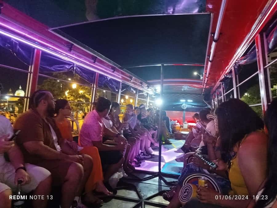 Cartagena: Party on a typical bus crossing the city - India Catalina and Cartagena’s city story
