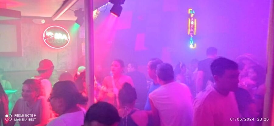 Cartagena: Party on a typical bus crossing the city - Ending at the Arsenal and optional Getsemaní nightlife
