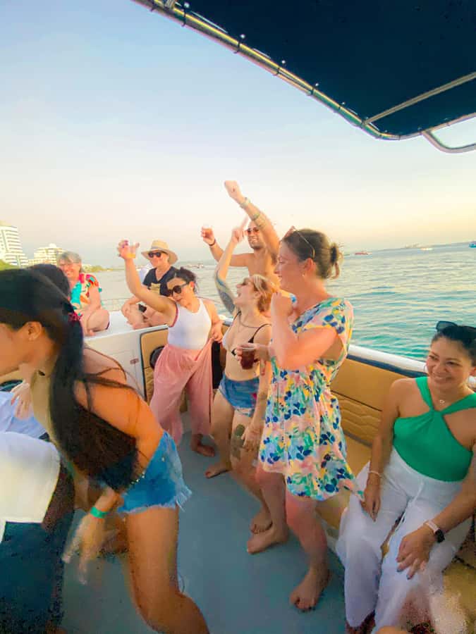 Cartagena: Speed Boat Party on the Bay with open bar - Music, Dancing, and the Onboard Host