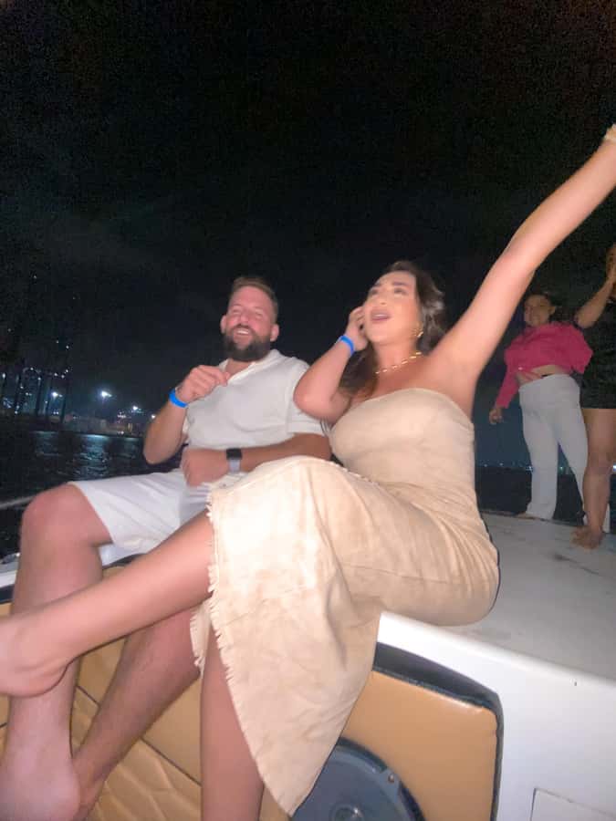 Cartagena: Speed Boat Party on the Bay with open bar - Language and Communication