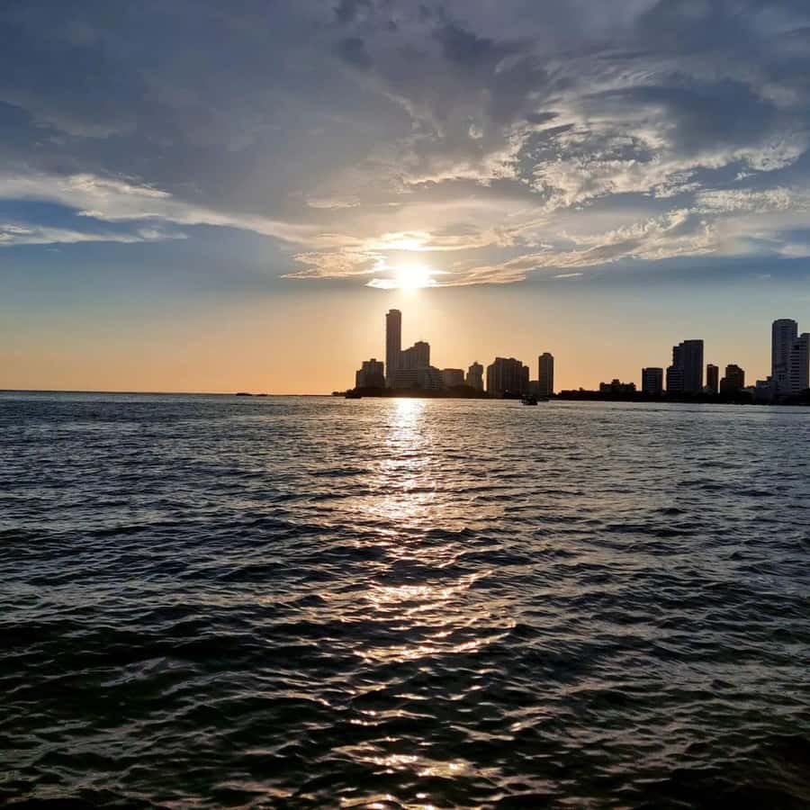 Cartagena: Sunset baytour with Dj, drinks and disco - Why this Cartagena night works