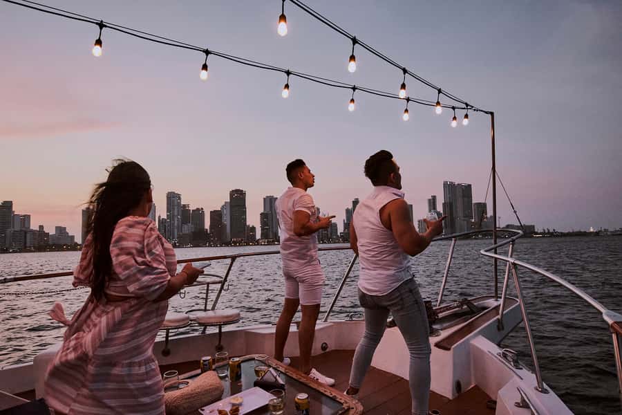Cartagena: Sunset Cruise with Open Bar - Boarding the Sibarita Master at La Bodeguita