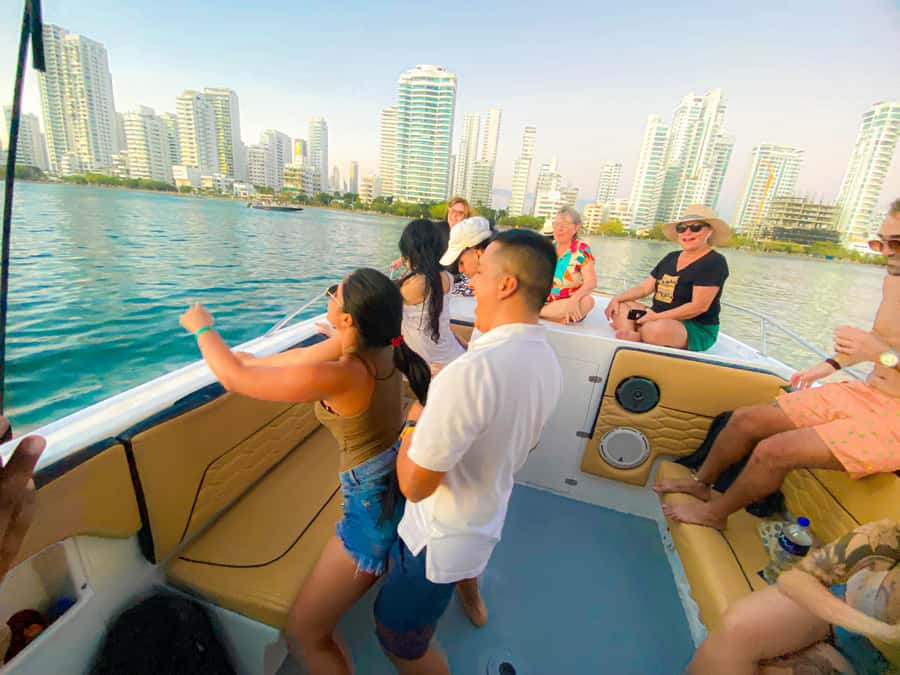 Cartagena: Sunset in boat in the bay with music and liquor - Meeting at Muelle de los Pegasos