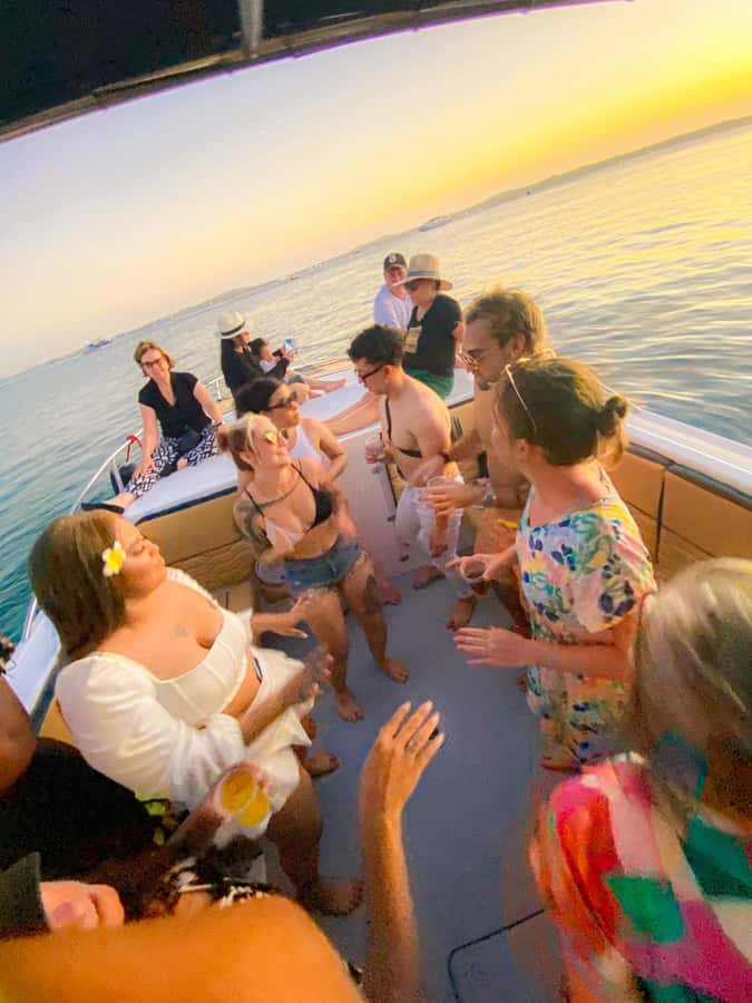 Cartagena: Sunset in boat in the bay with music and liquor - The first stretch across the water