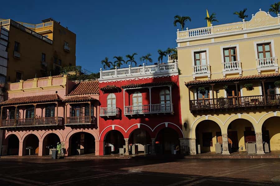 Cartagena: Walled City and Getsemani Shared Walking Tour - Plaza de la Trinidad and everyday street life