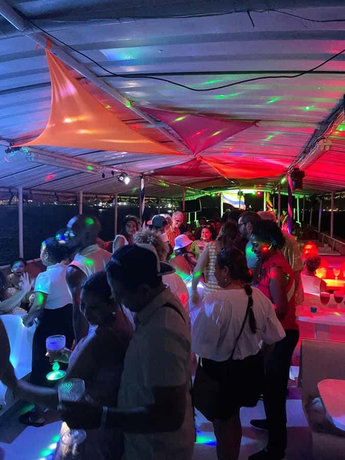 Cartagena: White Night Boat Tour with Dinner and Open Bar - The first cruise through Cartagena’s inner bay