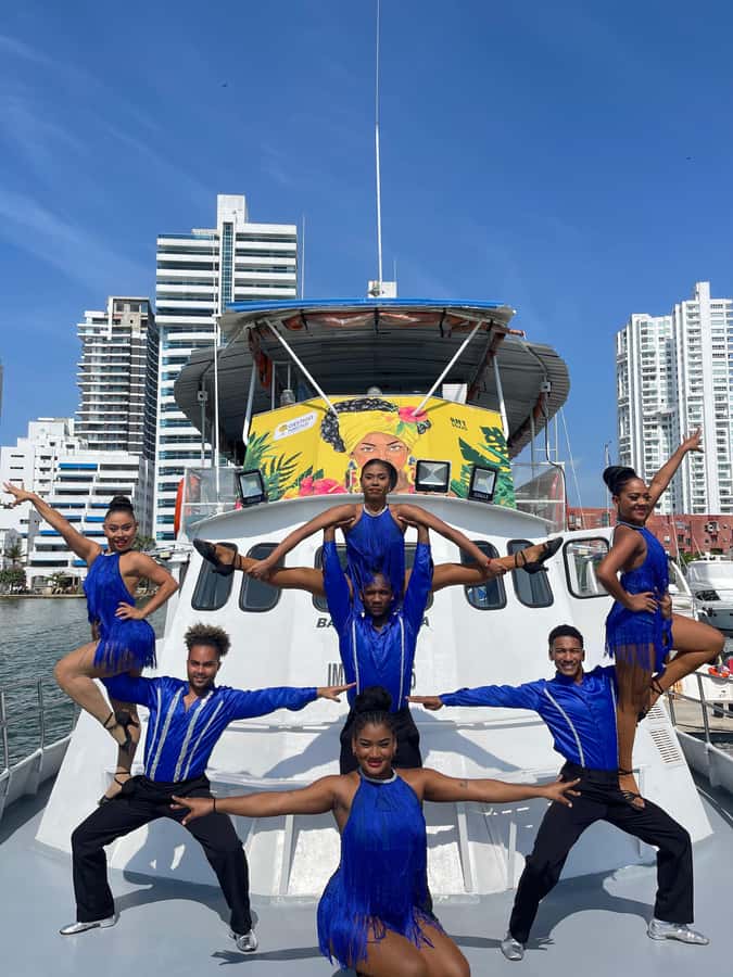 Cartagena: White Night Boat Tour with Dinner and Open Bar - Dinner with two proteins and four side dishes