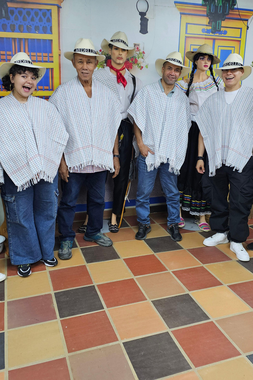 Coffee Experience with roasting show in Comuna 13 - A coffee scrub for your hands