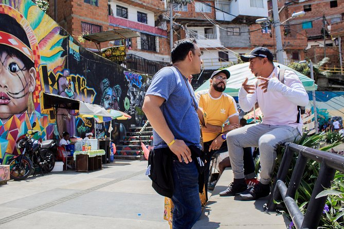 Commune 13, Graffitour street food. History.All inclusive - Key points at a glance