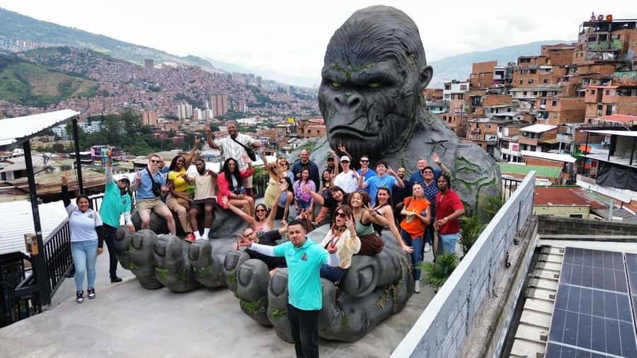 Complete Tour in Comuna 13: Graffiti, History and Street Delights - Why Comuna 13 is more than a graffiti stop