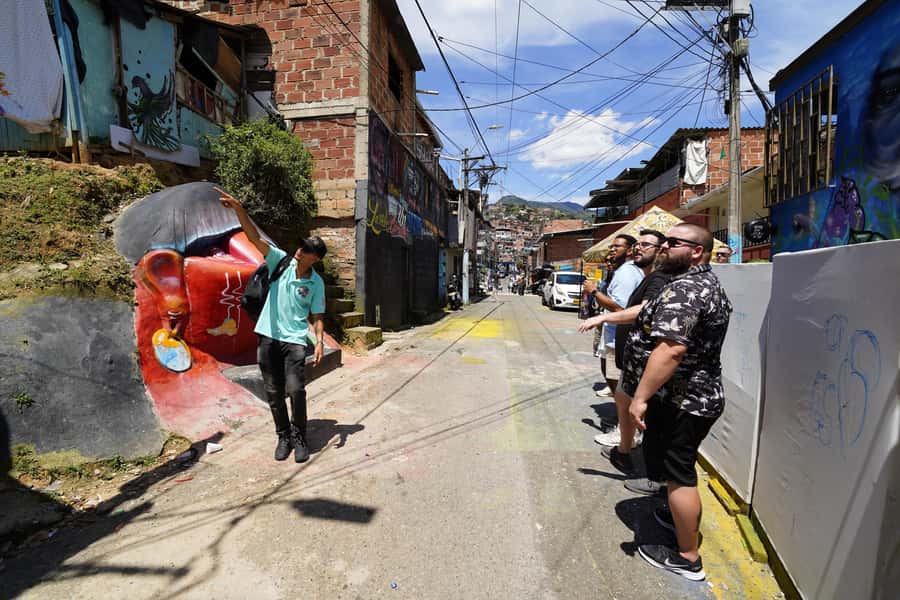 Complete Tour in Comuna 13: Graffiti, History and Street Delights - Public escalators and the climb to the top