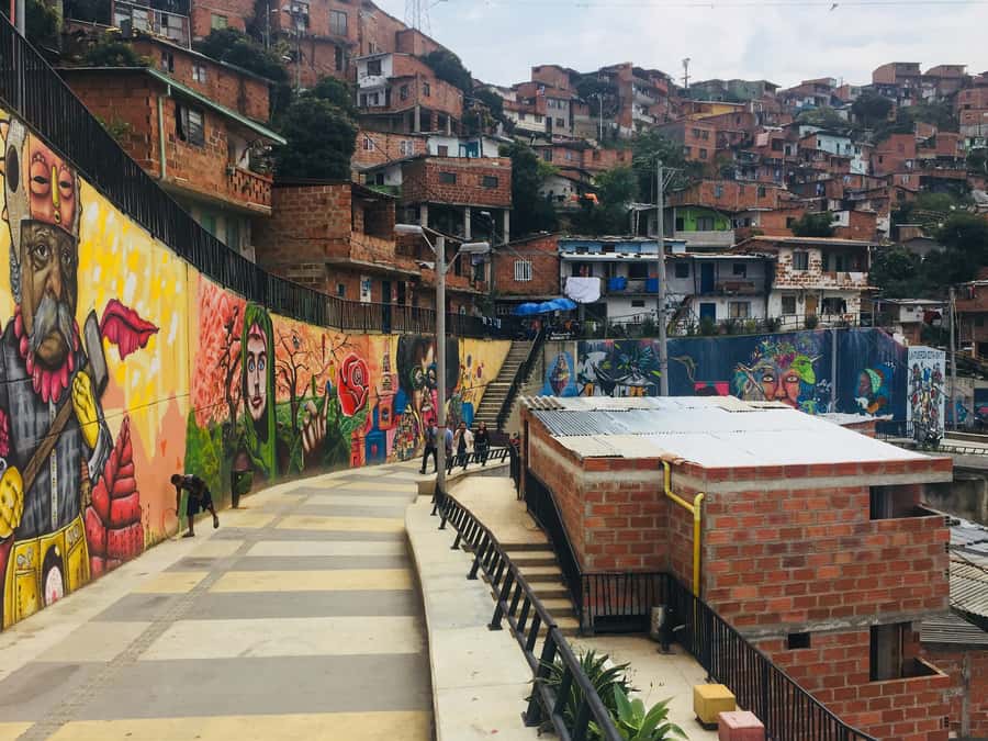 Comuna 13 and Downtown Medellín City Tour - What the private format changes