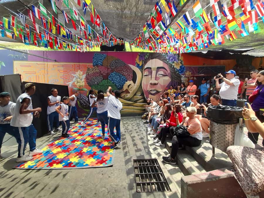 Comuna 13: Graffiti tour & Street Food/drink with telesferic - Walking through the graffiti streets