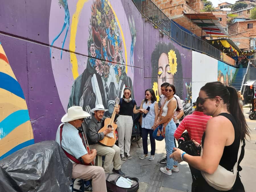 Comuna 13: Graffiti tour & Street Food/drink with telesferic - A beer and Medellín from above