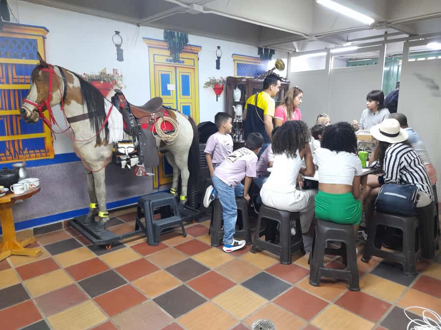 Comuna 13: Graffiti tour & Street Food/drink with telesferic - What the $22 price really buys you