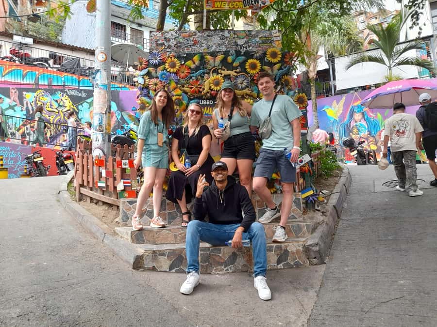 Comuna 13: Graffiti tour & Street Food/drink with telesferic - Meeting at Poblado Metro Station