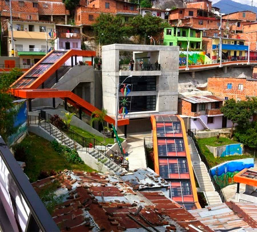 Comuna 13: Graffiti Tour with Tasting, Live Show, & Gallery - Comuna 13 art tells a story of change