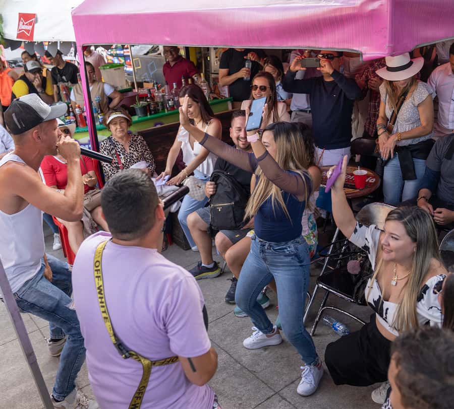 Comuna 13: Graffiti Tour with Tasting, Live Show, & Gallery - What the $31 price really covers
