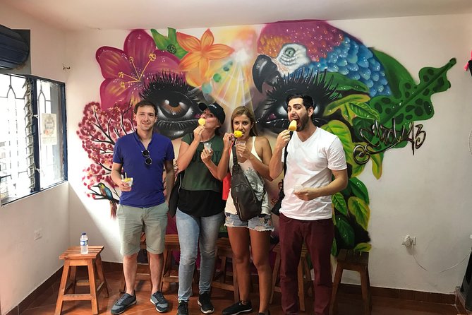 comuna 13 graffitour & cable car - Two hours among the escalators, murals, and stories