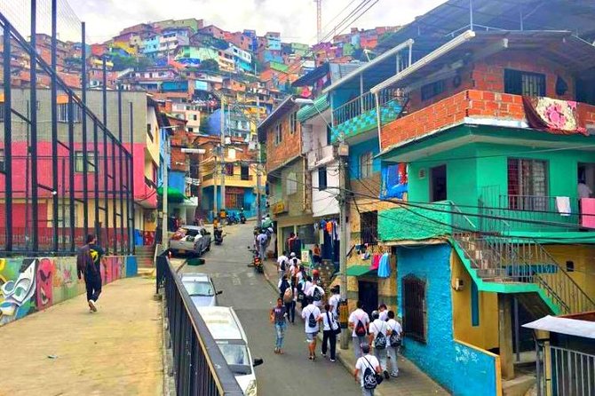 comuna 13 graffitour & cable car - Starting with pickup and a private vehicle