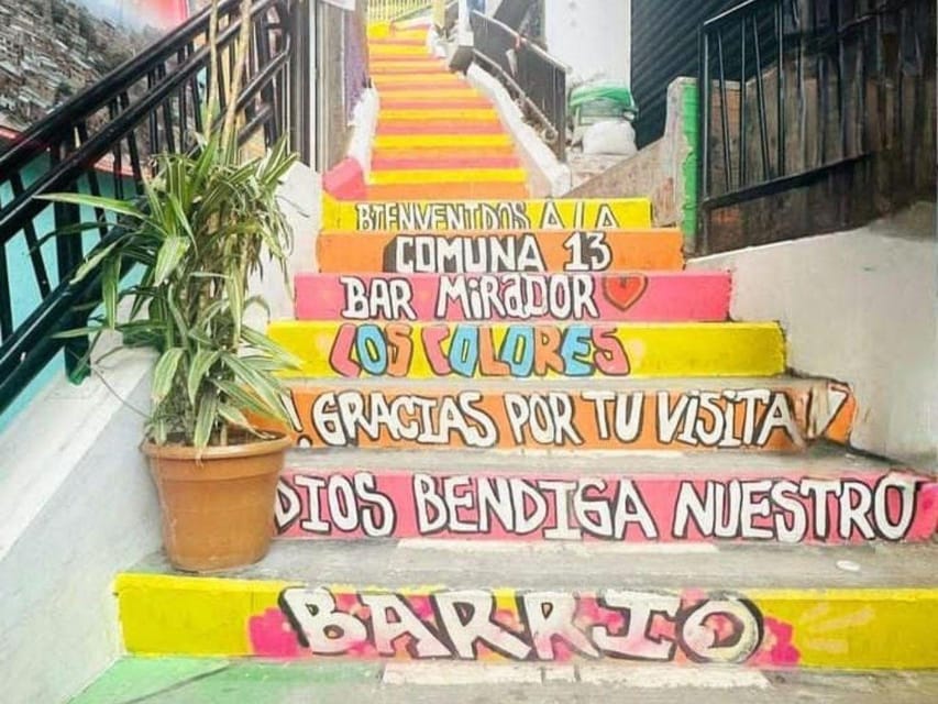 Comuna 13: Recorrido de Arte Urbano, Cultura y Resiliencia - Guides Carilyn and Arianna bring different strengths