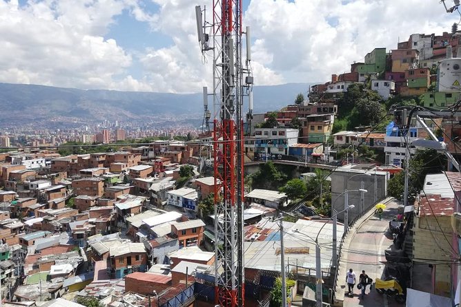 Comuna 13 tour and cable car - Why Comuna 13 belongs on your Medellín plan