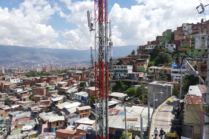 Comuna 13 tour and cable car - Timing, clothing, and comfort
