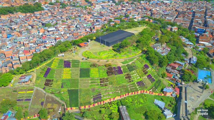 Comuna 4 - Moravia Tour - Local places and everyday community life