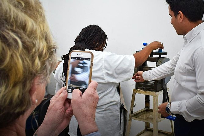 Emerald Jewelry Making Experience - The jewelry class is the heart of the experience