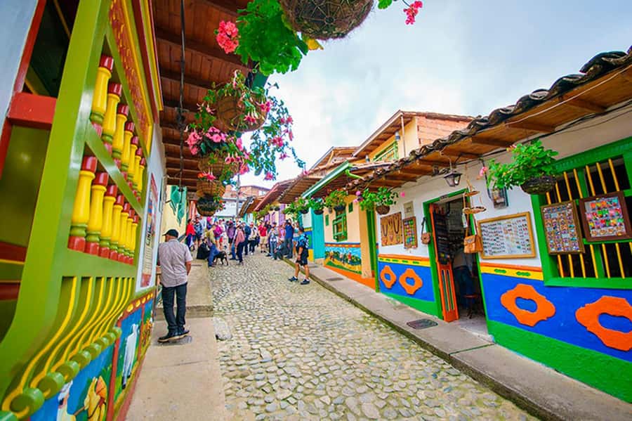 From Guatape: Pablo Escobar Mansion, Paintball & Boat Ride - Who will enjoy this four-hour outing