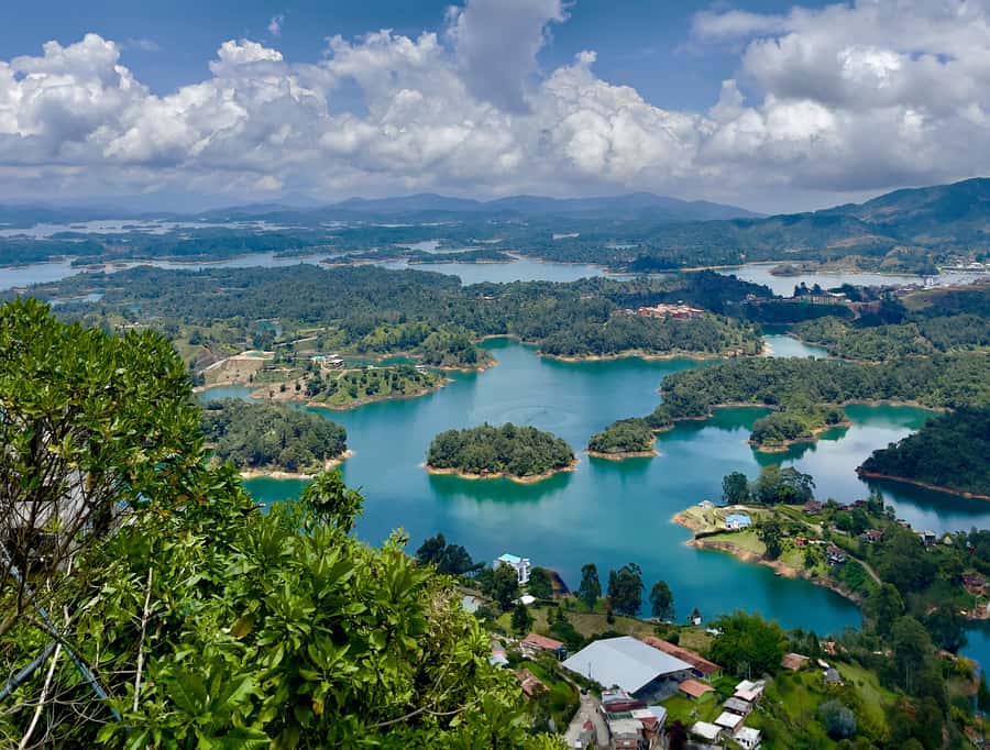 From Medellin: Guatapé Day Trip with El Peñol Rock and Lunch - Cruising the reservoir after the climb