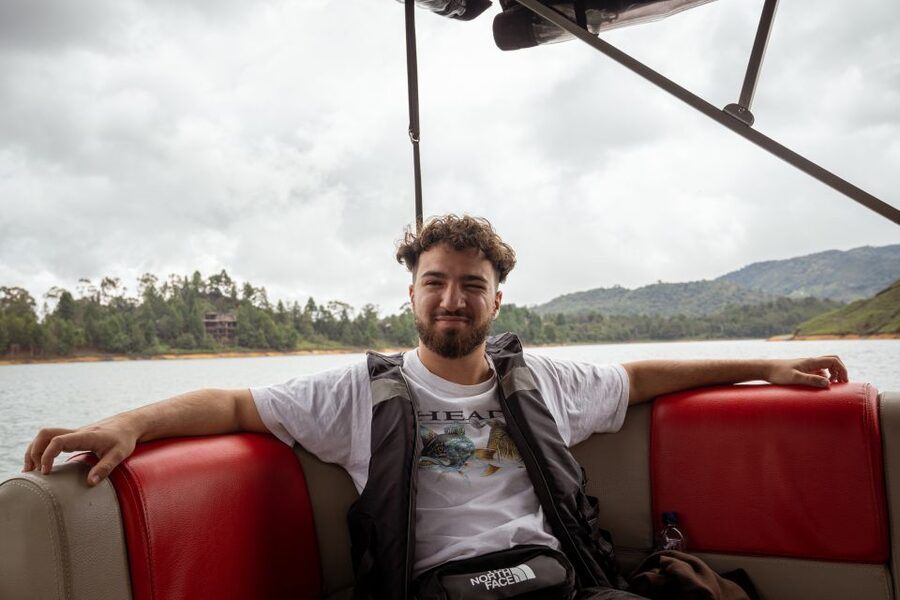 From Medellin: Guatape El Peñol with boat + gastronomic tour - Cruising the Peñol-Guatapé reservoir with fiambre
