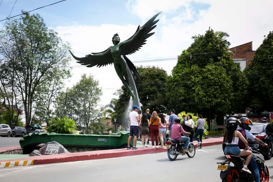 From Medellin: Guatape El Peñol with boat + gastronomic tour - Guatapé’s colorful streets and zócalos