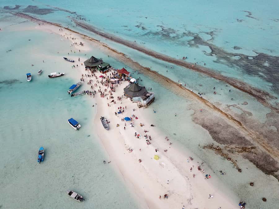 From San Andres: Cayo Acuario Tour - The 15-minute speedboat ride