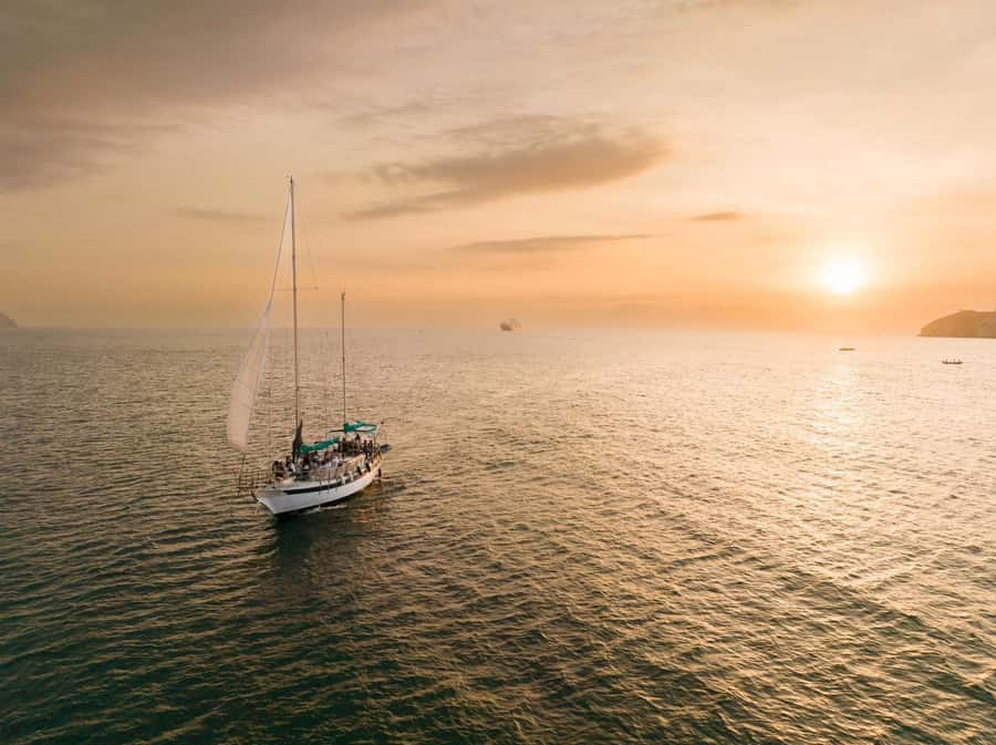 From Santa Marta: Sunset Sailboat Tour with 2 Beverages - What the first hour feels like under sail