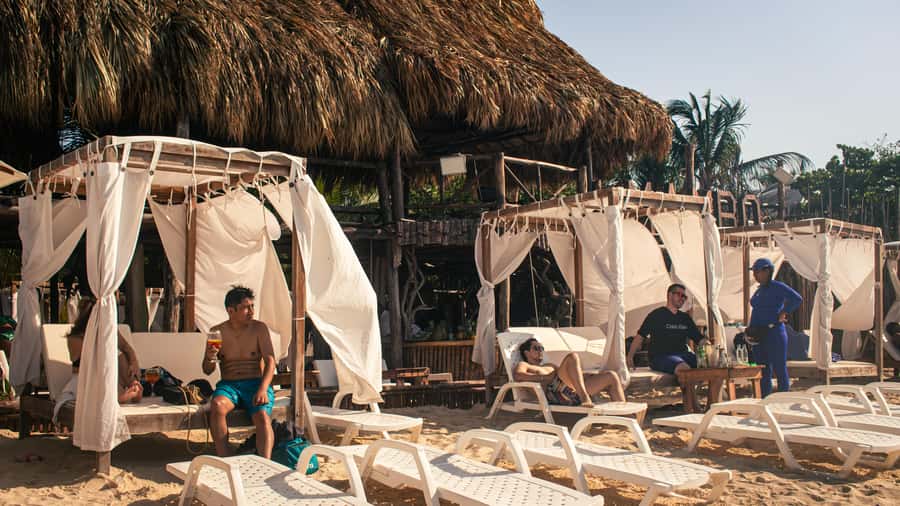 Full day at Isla baru playa blanca in Mambo Beach club - What the $30 price delivers