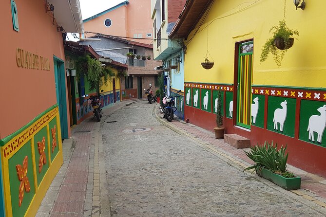 Full Day Private Tour to Guatapé and El Peñol - The guides and the feel of the day