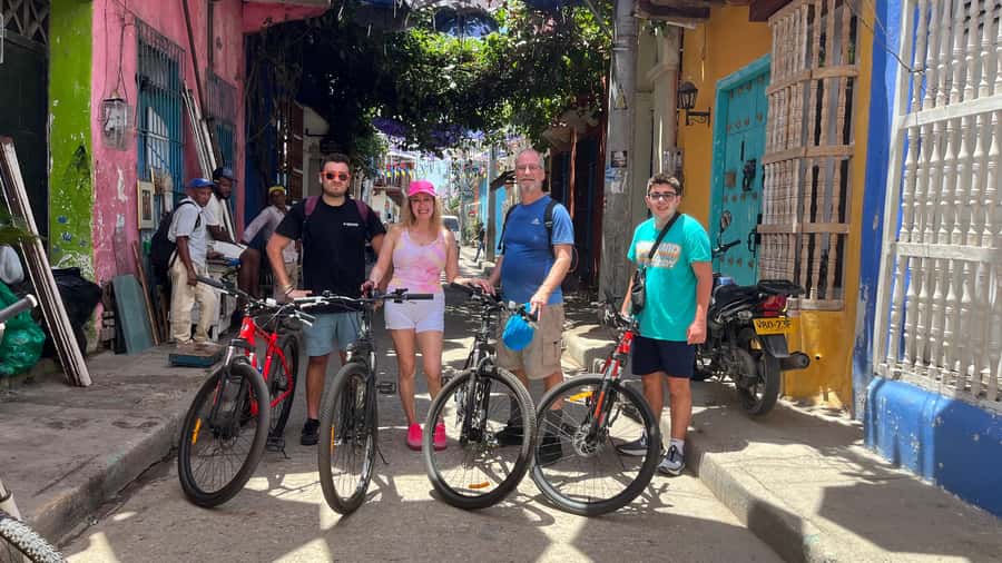 FUN BIKE RIDE WITH LUNCH AT ANTHONY BOURDAIN FAVORITE SPOT - Getsemaní, with color and local connections