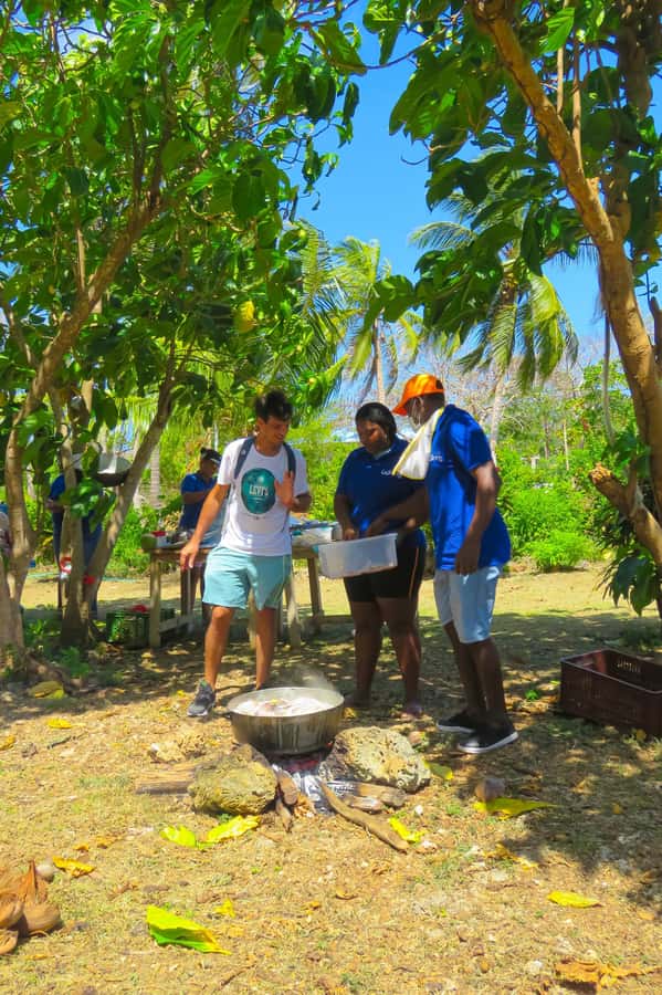 Gastronomic and musical experiences in San Andres Rondontour - Your first 25 minutes: coconut water, snacks, and island background