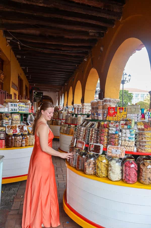 Gastronomic tour and professional photos in the old city - Learning about Cartagena beyond the postcard