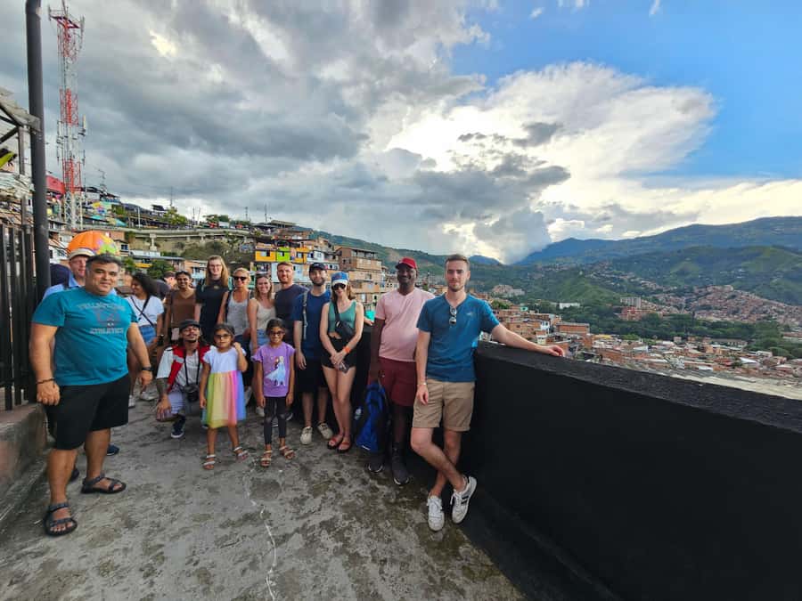 Graffiti Tour comuna 13 and cable car (made by local guides) - Break dance and rap in the neighborhood