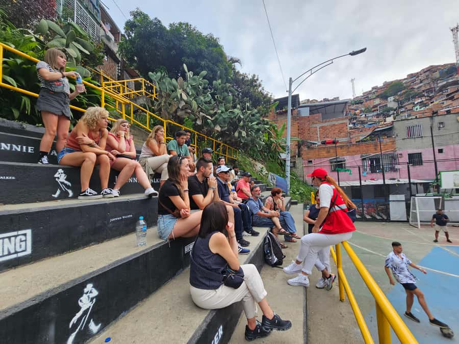 Graffiti Tour comuna 13 and cable car (made by local guides) - How much does $33 represent?