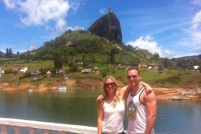 Guatape and Peñol Rock Full-Day Tour - The approach to Laguna de Guatapé