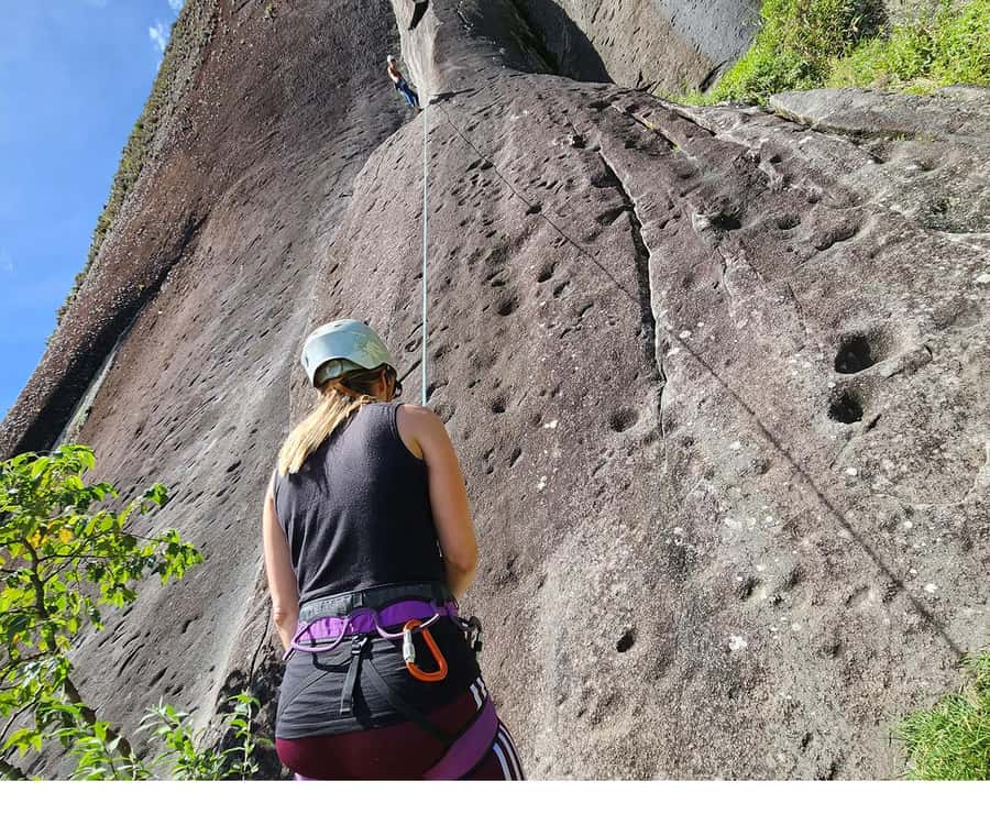 Guatapé: Iconic rock climbing for beginners and experts. - The aerial hammock is the memorable finish