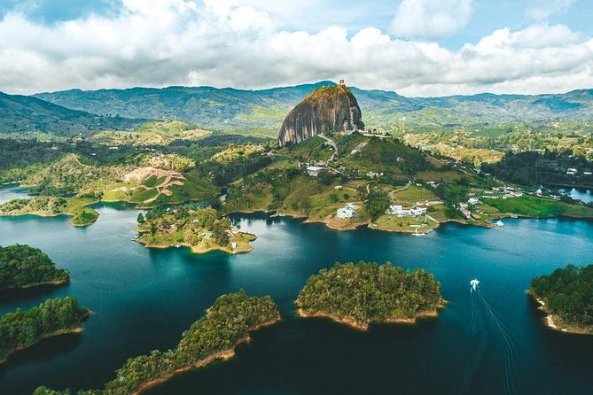 Guatapé tour - Old Peñol replica and the town beneath the water