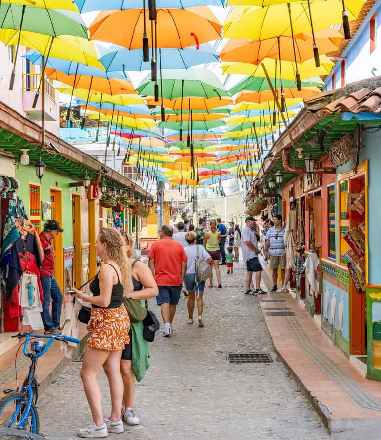 Guatapé Tour by Chiva + Visit to Pablo Escobar's Hacienda - How the 630-minute schedule feels