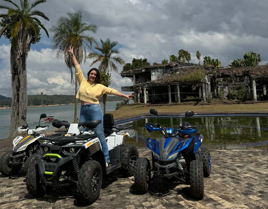 Guatapé Tour by Chiva + Visit to Pablo Escobar's Hacienda - Marinilla and El Peñol: two quick introductions