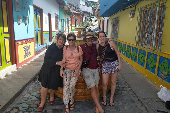 Guatapé tour - Guatapé town, coffee, and painted details